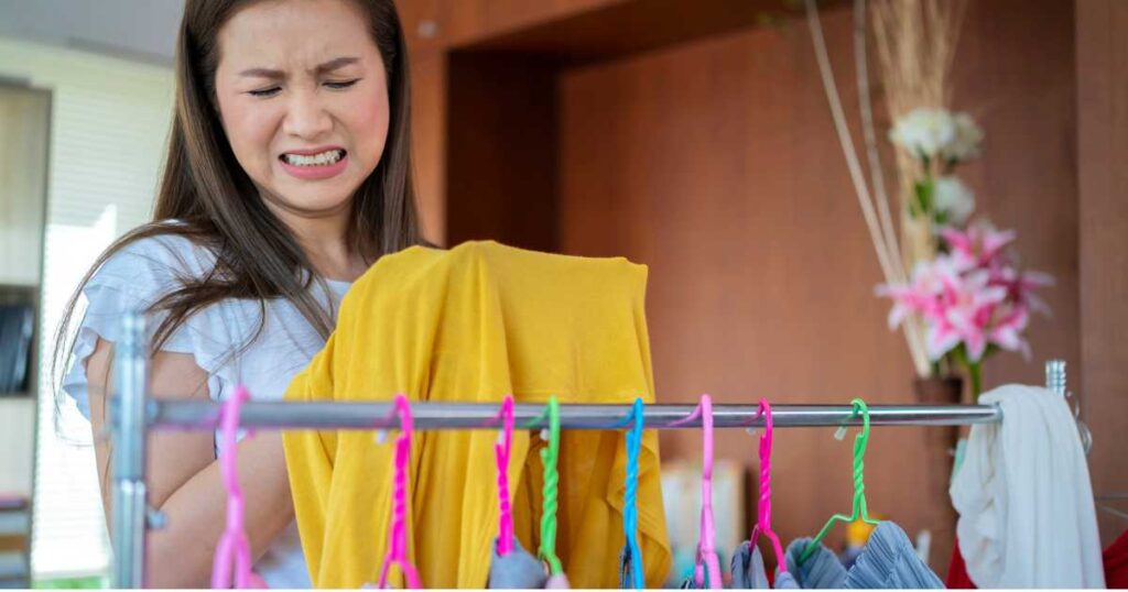 remove musty smell from closet